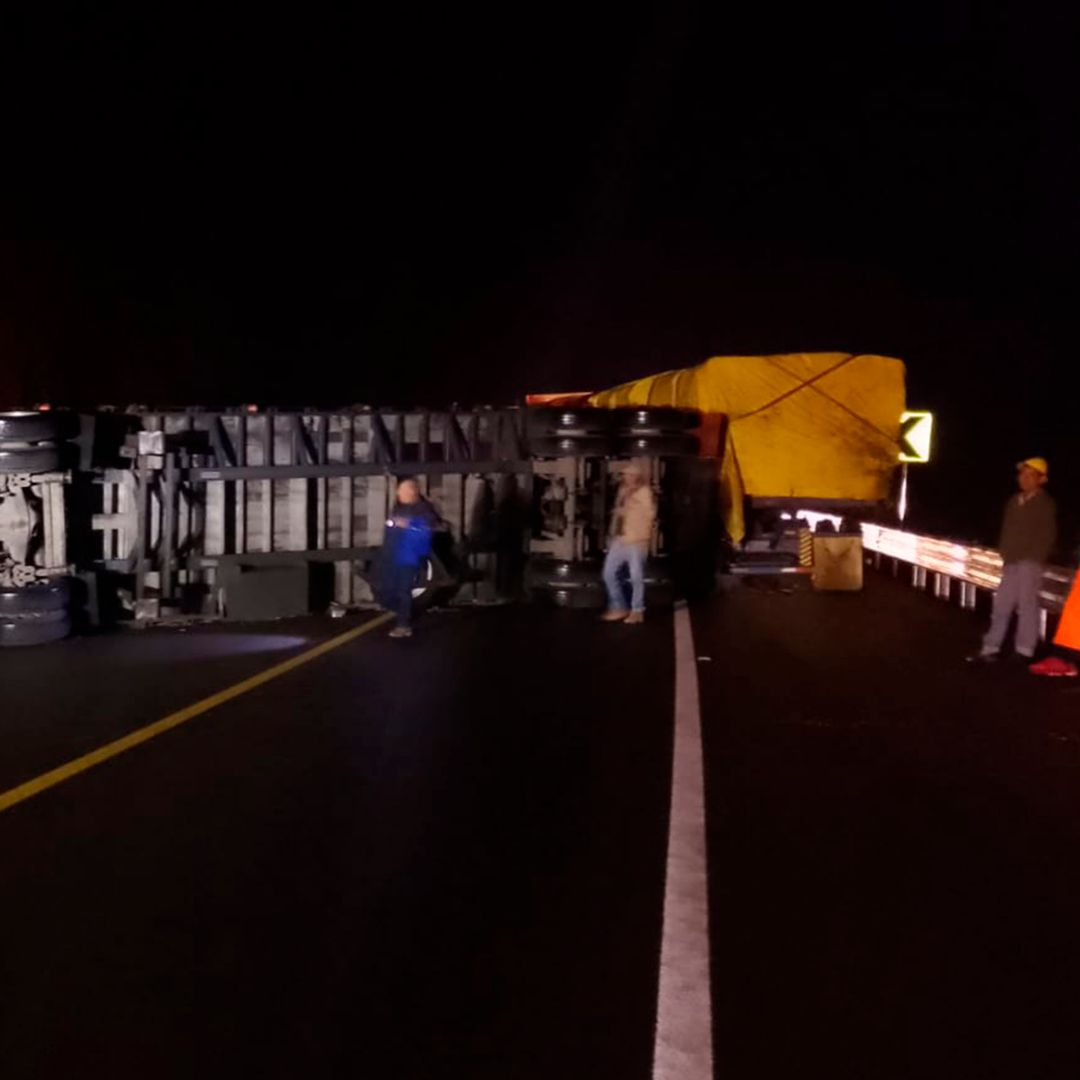Volcadura de Tráiler Provoca Cierre Total de Carretera Mante-Tula